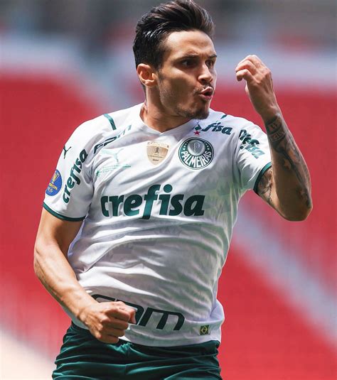 Raphael veiga (soccer player) was born on the 19th of june, 1995. Raphael Veiga bateu vários, mas nunca perdeu um pênalti ...