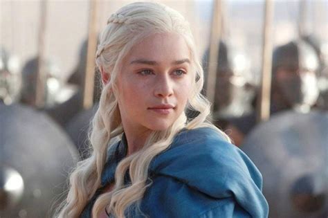 She studied at the drama centre london, appearing in a number of stage productions. Cinco trabajos actorales de Emilia Clarke para celebrar su ...