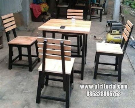 Pada contoh gambar di atas, bisa dilihat bahwa set meja kursi memiliki model yang sangat elegan dan memperlihatkan bahwa anda fungsi lainnya yang ditawarkan dan dapat dimanfaatkan. Kursi Meja Makan Minimalis Dan Ukir Terbaru Kayu Jati Jepara