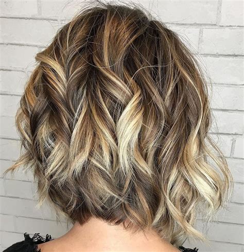 Wavy Inverted Bob With Blonde Highlights Wavy Bob Hairstyles Thick