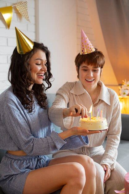 Premium Photo Side View Lesbian Couple Celebrating Birthday