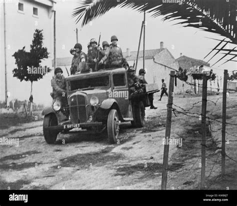 Us Troops Advancing In Oran North Africa Nov 18 1942 They Are
