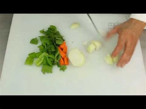 Noun mirepoix a flavoring made from diced vegetables, seasonings, herbs, and sometimes meat, often placed in a pan to cook with meat or fish. Técnica de corte mirepoix - YouTube