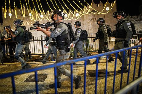 על כל נוסע שנוחת בארץ לעבור בדיקת קורונה מיד לאחר הנחיתה שלו בנמל התעופה בן גוריון (כולל כולם ללא פטורים) לאחר איסוף הכבודה, השילוט יוביל למאהל בדיקות הקורונה, הבדיקה עולה 80 שח לנרשמים מראש, 100 שח לתשלום במקום. עימות חריף ישראל לארה"ב: "אל תתערבו במשבר בי-ם, זה פרס ...