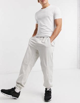 We acknowledge that ads are annoying so. Nike Basketball - LA Lakers NBA - Jogginghose in Stein | ASOS