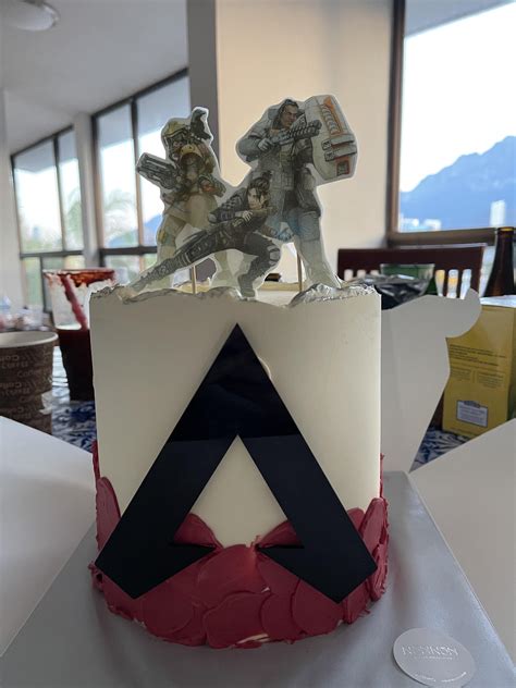 Mi Roomates Made Me An Apex Cake For My Bday 🥰 Rapexlegends