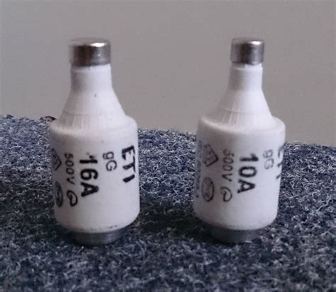 Kann man eine sicherung im sicherungskasten selber auswechseln oder muss das ein elektriker aber.eine glühleuchte auswechseln ist ein klein wenig was anderes als eine sicherung im 230 v. Was tun, wenn der Strom weg ist? - KaPeH-Hausmeisterservice