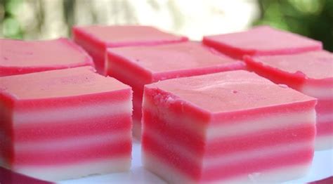 Kuih yang jarang didapati di pasaran ini sangat sedap dan lembut seperti cair dimulut dengan rasanya yang asli dan lazat menjadikan biskut sarang semut ini pilihan ramai. Resepi Mudah Membuat Kuih Lapis | Azhan.co
