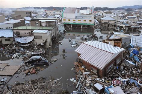 Devastating Images Of The Tsunami In Japan 46 Tsunami Photos In Japan 2011
