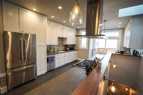 American made cabinets are clearly superior to chinese cabinetry in every factor except price. white shaker style European cabinets (hand made in the O.D ...