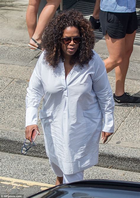 Oprah Winfrey Happily Poses For Group Photo After Wrapping Up Australian Tour Daily Mail Online
