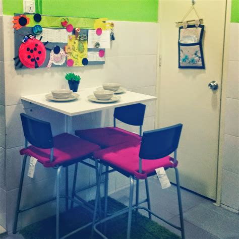 Model hiasan dinding ruang tamu ini memang simpel, yaitu berupa photo collage yang diletakkan secara menggantung di dinding. ANAK MAMA MANJA: pantang hari ke 17: rindu deko2