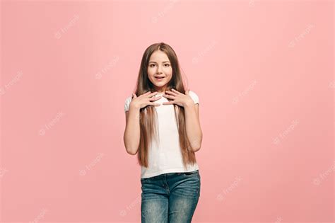 hermosa jovencita mirando sorprendido aislado en la pared rosa foto premium