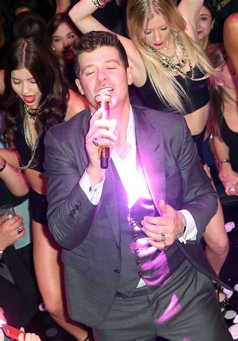 Photo : Robin Thicke en showcase au VIP à Paris le 18 octobre 2013