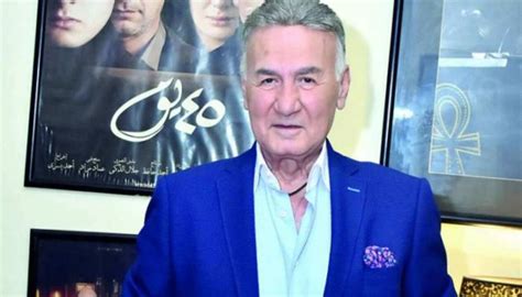 رحل، منذ قليل، النجم عزت أبو عوف عن عمر ناهز الـ71 عامًا، عن عالمنا، بعد صراع طويل مع المرض. وفاء عامر تحكي لـ"العين الإخبارية" لحظات إنسانية في حياة ...