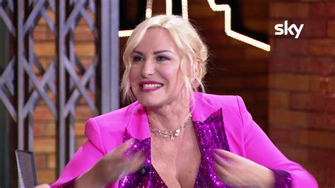 Si diploma al liceo classico e, successivamente, una laurea in giurisprudenza con 110 e lode. "Fa schiuma ma non è un sapone...", Antonella Clerici a ...