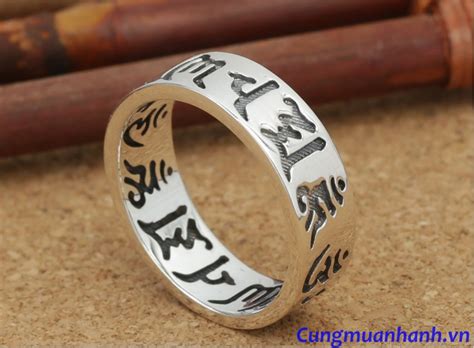 Để nhắc nhở cho chính bản thân chúng ta dù có gặp khó khăn như thế nào, hay trải qua những điều tồi thì font chữ xăm mini nhỏ nhắn ở ngón tay này là gợi ý không kém phần ấn tượng dành cho bạn. NHẪN KHẮC THẦN CHÚ OM MANI PADME HUM - NH122