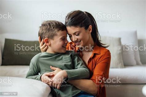 Madre E Hijo Enamorados Sonriendo Y Abrazándose Foto De Stock Y Más