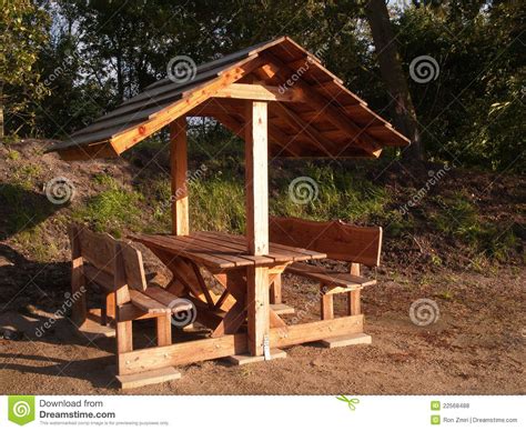 Nos tables de pique nique en bois sont disponibles en version traditionnelle ou originale. Table De Pique-nique Photos libres de droits - Image: 22568488