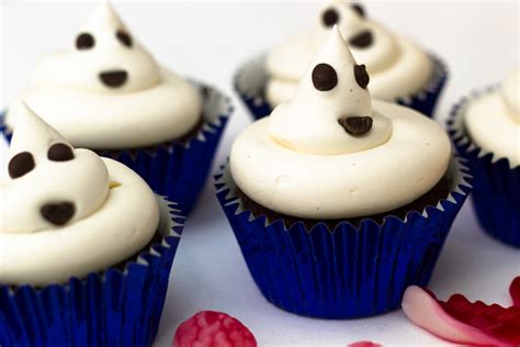 Easy cupcake decorating ideas for kids. Easy Halloween Cupcakes for the children to decorate - Sunday Baking