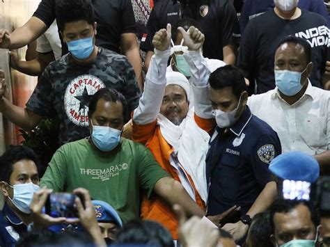 Foto habib husein (kanan) ayahanda habib rizieq. Menggunakan Mobil Tahanan, Habib Rizieq Dipenjara di Rutan ...
