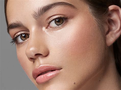 Glow Makeup The How To Guide To Achieve Glossy Dewy Skin Effect
