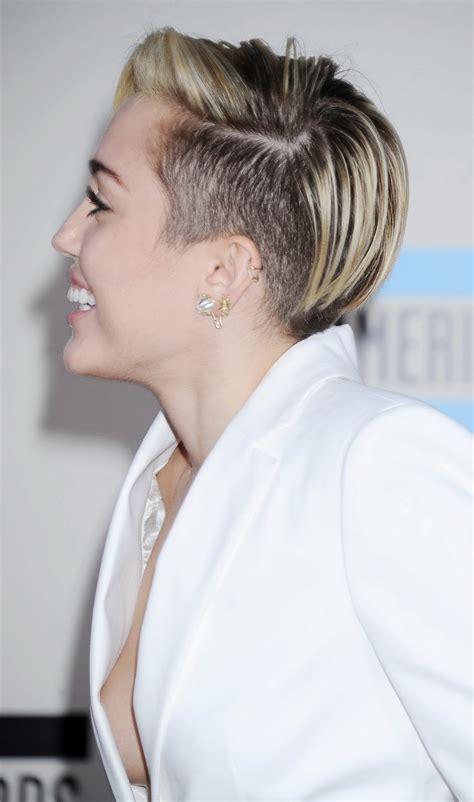 Miley Cyrus Braless Showing Great Cleavage In A White Suit At 2013 American Musi Porn Pictures