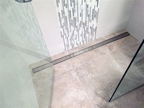 Single threshold shower base in white. Column: Zero-threshold showers | Current Publishing
