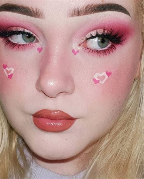 Pink Eyeshadow And A Heart Accent On The Cheeks J Makeup Makeup Ojos