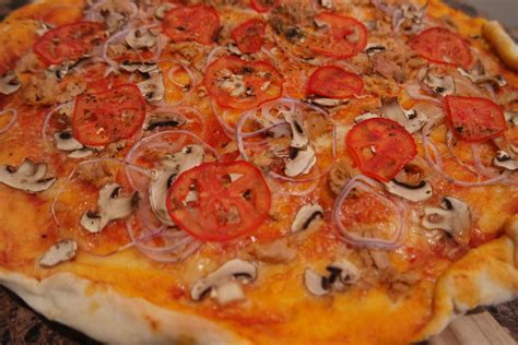 Pizza con tonno, cipolla, funghi e pomodori (e un pochino da mozzarella ...