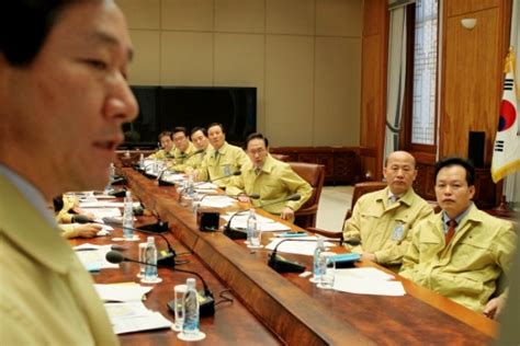평소 정장 또는 노란색 민방위복 차림이 익숙했던 허성무 창원시장을 비롯해 창원시민 등 10여명이 반팔과 반바지 차림으로 바닷. MB, 민방위복 차림으로 구제역 긴급 장관회의 진행 - 아시아투데이