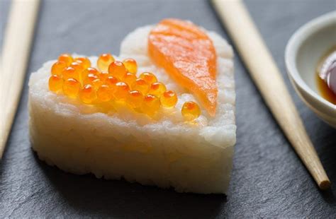 sushi en forma de corazón para celebrar como más nos gusta ¡comiendo la guajolota digital