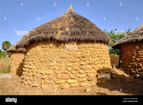 Thatched Roof Mud Huts In A Remote Village Of The Zulawa Tribe Stock