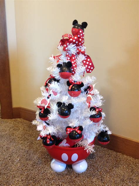 Find the perfect minnie mouse christmas stock photos and editorial news pictures from getty images. Carlee's Minnie Mouse Tree :) | Mickey mouse christmas ...