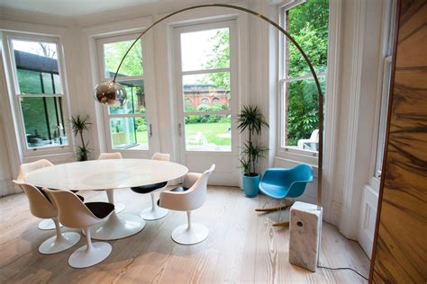 The tulip chair was designed by eero saarinen in 1955 and 1956 for the knoll company of new york city. Knoll Saarinen Tulip dining table and chairs. Arco lamp ...