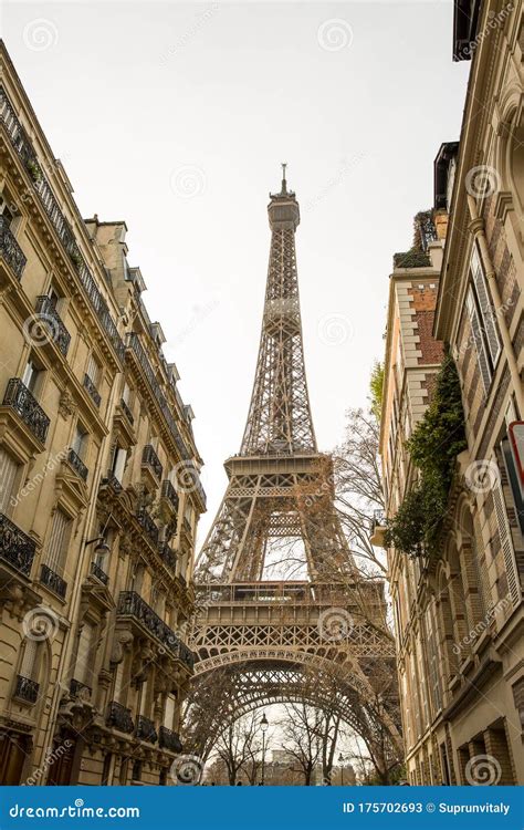 Street With View On The Famous Paris Eiffel Tower Stock Image Image