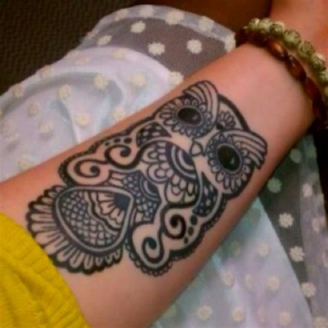 You can ink henna tattoos on your hands, arms, chest, back and while henna tattoos are more normal among women, that does not mean that men do not have. Pin by Sammy Bina on Tattoos | Hand henna, Henna hand ...