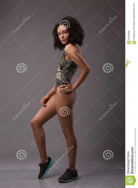 Pełny Długość Portret śmieszna Figlarnie Zadziwiająca Młoda Czarny Afrykanin Kobieta W Swimwear