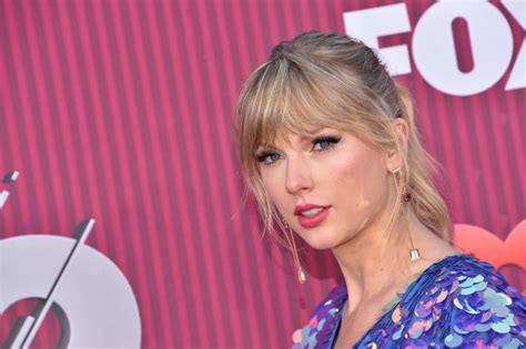 Taylor Swift Pink Hair At 2019 Iheart Radio Music Awards Popsugar Beauty Uk Photo 2