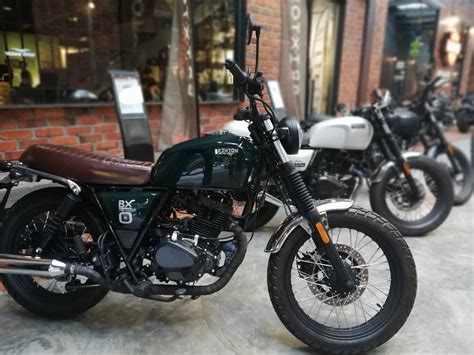 Selain penyejukan cuma melalui udara, saluran bahan api masih menggunakan karburetor, tidak seperti jenama lain. Cafe Racer Malaysia सार्वजनिक समूह | Facebook