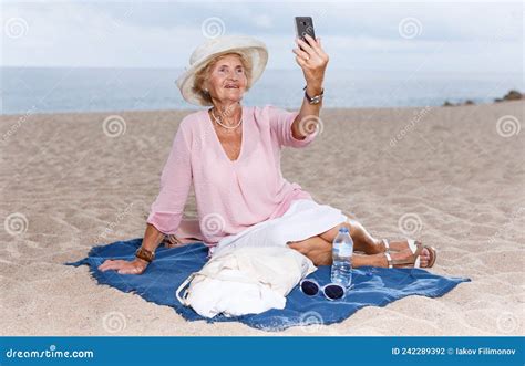 Femme Mature Prenant Le Selfie Sur La Plage Photo Stock Image Du Américain Plage 242289392