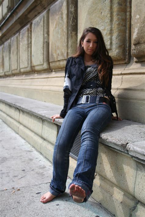 Barefoot Street Uk 2009 1of 2 By Barefootgirls1 On Deviantart Barefoot Girls Style Sexy Jeans