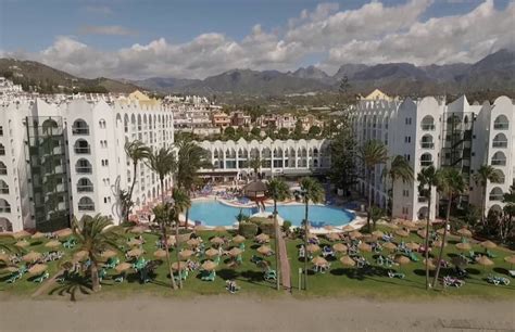 En los alrededores se puede practicar la pesca. 5 Hoteles en Nerja en Primera Línea de Playa