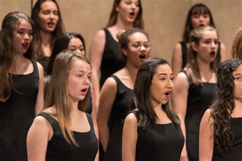 Sf Girls Chorus Unwraps A Globe Trotting Holiday Concert