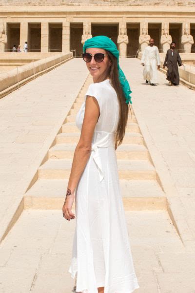 What To Wear In Egypt 6 Lightweight Outfit Ideas Jetset Jansen