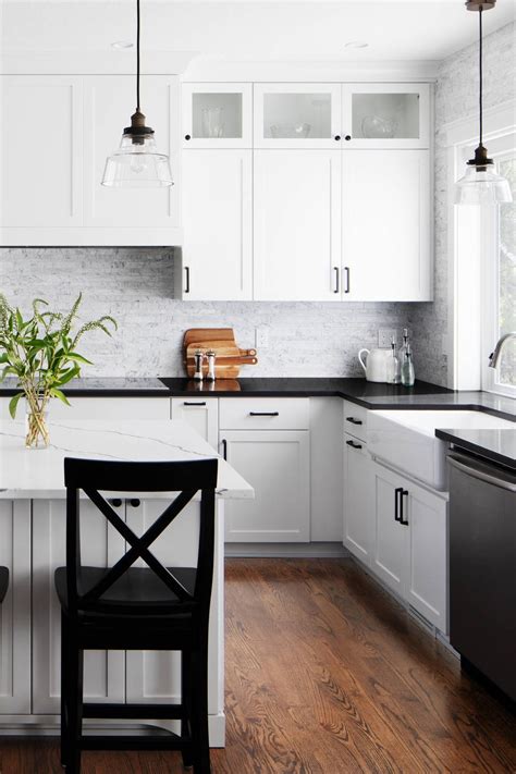 Whether you want inspiration for planning a white kitchen renovation or are building a designer kitchen from scratch, houzz has 372,166 images from the best designers, decorators, and architects in the country, including kerri. Black and White Kitchen Ideas for Quartz Countertops