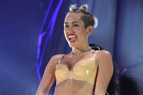 Best Miley Cyrus Mtv Vma Red Carpet Outfits Photos Footwear News