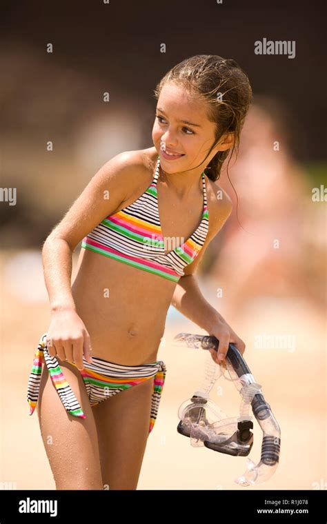 Kleines Mädchen Im Bikini Holding Schnorchel Maske Stockfotografie Alamy
