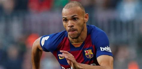 He spent much of his early career dealing with the conflicts in the former yugoslavia, first in the fco during the war in bosnia, with the un at the. Braithwaite et le dieu Messi - Football.fr