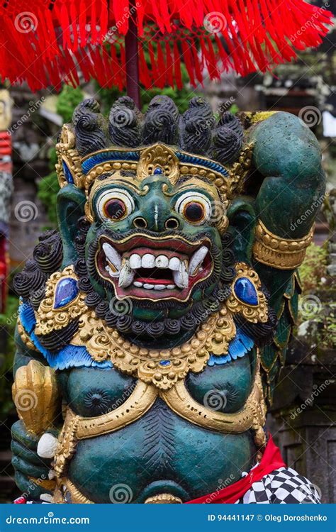 Estatua De Dios Del Balinese En El Templo Central De Bali Indonesia